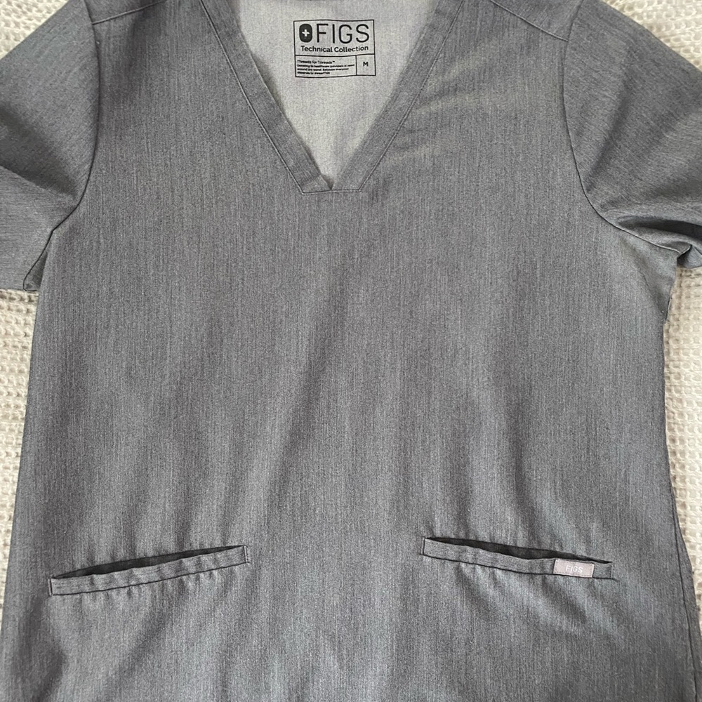 Figs medium graphite casma three pocket scrub top
